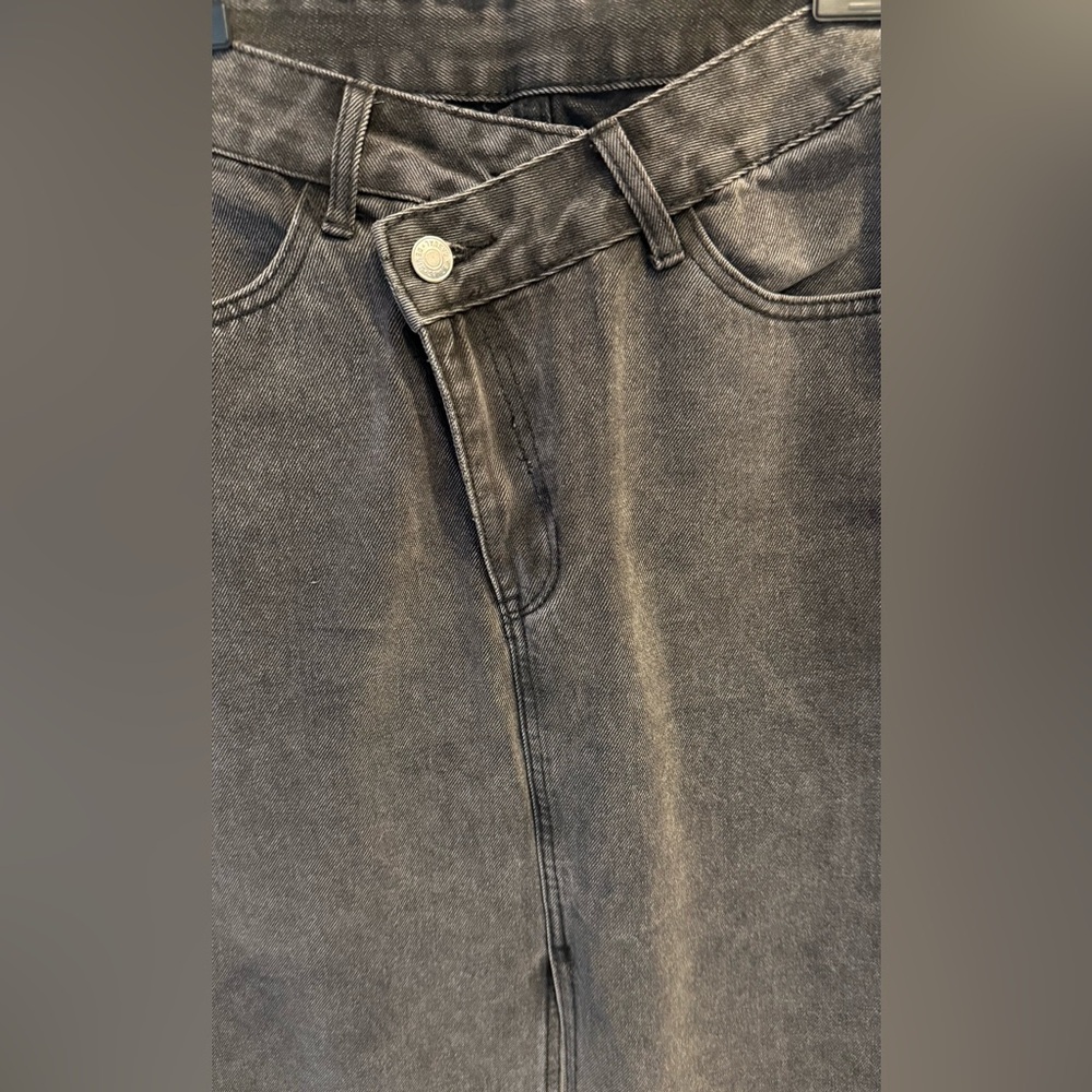 Women’s Gray Denim Midi Skirt – Raw Hem – High Waist – Trendy Street Style - Picture 3 of 9